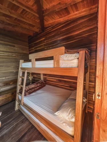 um quarto com 2 beliches num camarote em Cabaña con Jacuzzi ilimitado/BBQ/Hermosas vistas em San Vicente