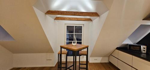 einen kleinen Tisch in einer Küche mit Fenster in der Unterkunft Apartments Pfannenstübchen in Meersburg