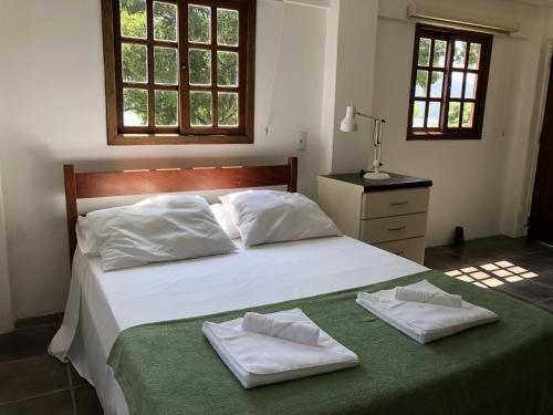 sypialnia z łóżkiem z dwoma ręcznikami w obiekcie Casa com Piscina e Acesso a Lagoa da Conceição NG0811 w mieście Florianópolis