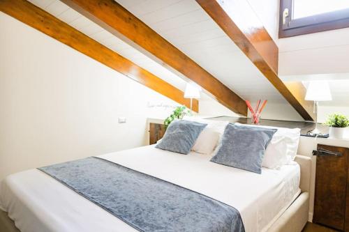 Italstay - Canonica Attic Apartment