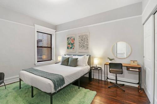 una camera con letto, scrivania e specchio di Modern & Spacious 3BR Apt with In-Unit Laundry - Bstone 2 a Chicago