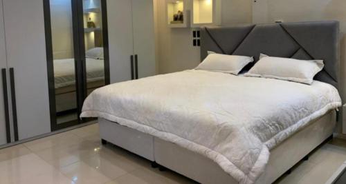 Un pat sau paturi într-o cameră la Albaker