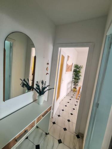 Bilik mandi di Nice beachside 2-BD apt near Barcelona