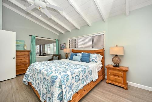 Oceanfront Home with UNOBSTRUCTED VIEW tesisinde bir odada yatak veya yataklar