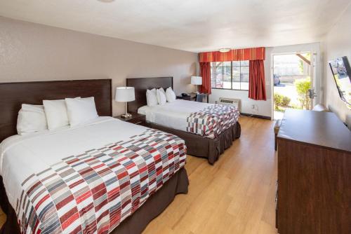 Ένα ή περισσότερα κρεβάτια σε δωμάτιο στο Red Roof Inn Lompoc