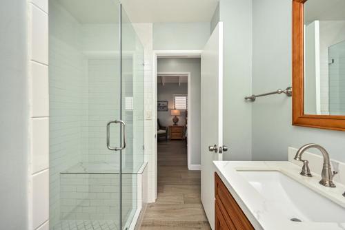 Oceanfront Home with UNOBSTRUCTED VIEW tesisinde bir banyo