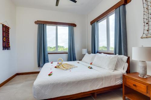 a bedroom with a bed with a basket on it at Seiri del Mar in Hopkins