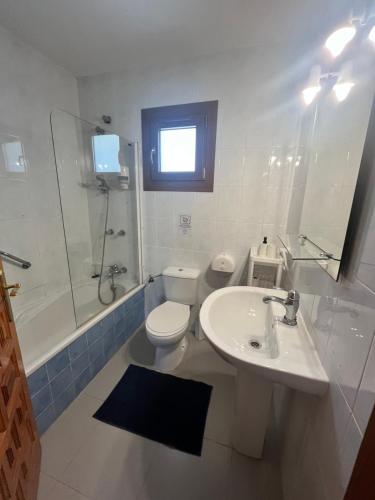 y baño con lavabo, aseo y ducha. en Apartamento Concha del Mar en Vera Coast, en Playas de Vera