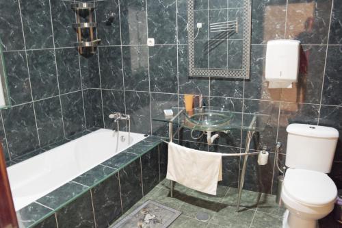 La salle de bains est pourvue d'une baignoire, de toilettes et d'un lavabo. dans l'établissement T1 conforto, à Praia