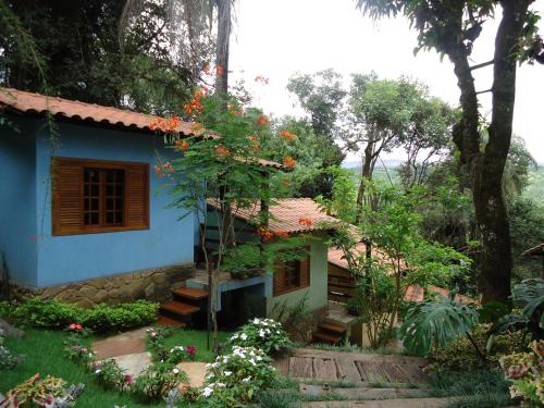 Un jardín fuera de Pousada Aquarela - Macacos