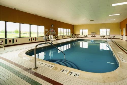a large swimming pool in a large building at Baymont by Wyndham Marion in Marion