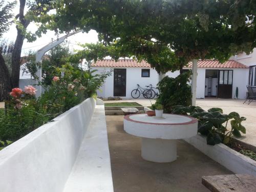 a garden with a bench in front of a house at Casas da Moagem in São Domingos