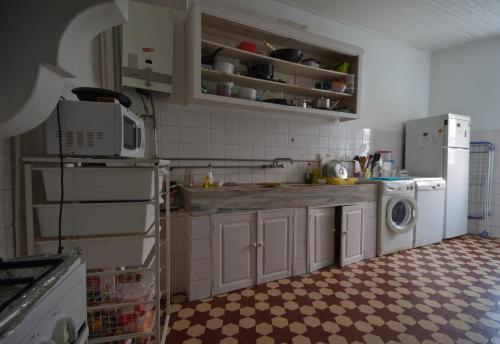 A cozinha ou cozinha compacta de Covilhã Hostel