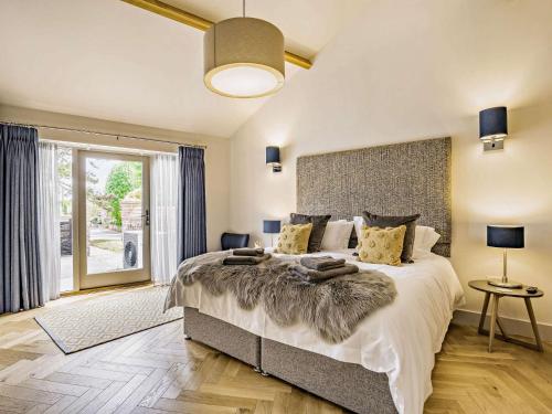 2 bed property in Driffield 88238 في Lund: غرفة نوم بسرير كبير ونافذة كبيرة