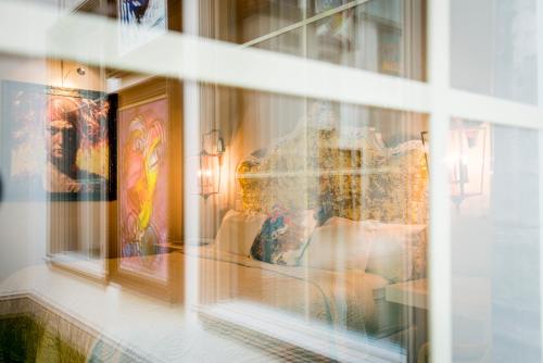 Grand Bohemian Hotel Charleston, Autograph Collection في تشارلستون: نافذة غرفة بها لوحات على الحائط