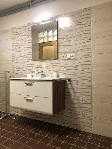 La salle de bains est pourvue d'un lavabo et d'un miroir. dans l'établissement Apartmán PodFaustinkou, à Sušice
