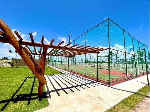 uma gaiola de treino num campo de ténis em Flat em Porto de Galinhas em Porto de Galinhas