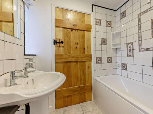 A bathroom at 2 Bed in Polperro 90172