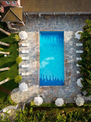 Der Swimmingpool an oder in der Nähe von Carlton Suítes Limeira