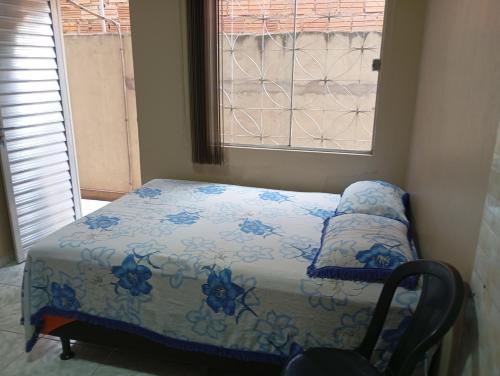 niewielka sypialnia z łóżkiem i krzesłem w obiekcie HOSPEDARIA ITAPUÃ w mieście Santarém