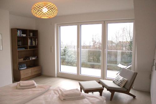 strand Frische في نيوشتاد في هولشتاين: غرفة نوم بسرير وكرسي ونوافذ