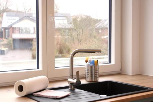 a kitchen counter with a sink and a window at strand Frische in Neustadt in Holstein