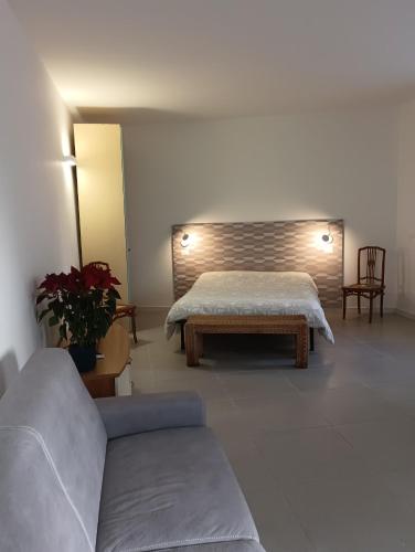 uma sala de estar com uma cama e um sofá em A casa di Mimì em Bari