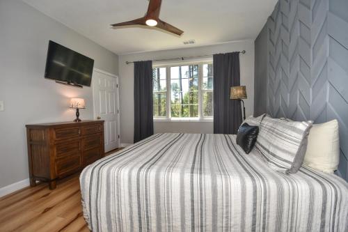 um quarto com uma cama e uma televisão de ecrã plano em 1023 River Crossing em North Myrtle Beach