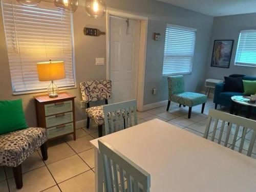 een woonkamer met een bank, stoelen en een tafel bij 5 Mins from Clearwater Beach with Free Wi-Fi & TV in Clearwater