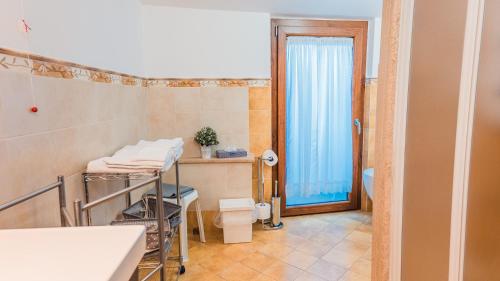 オルヴィエートにあるBed and Breakfast Torre Polidoriのバスルーム(洗面台、トイレ付)が備わる客室です。
