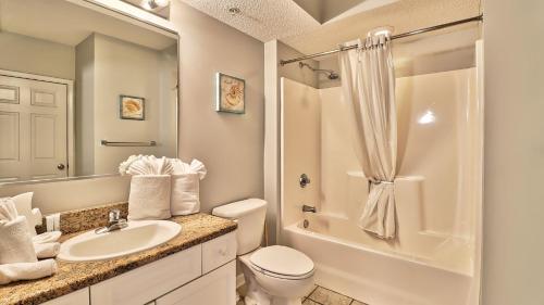 uma casa de banho com um lavatório, um WC e um chuveiro em 401 North Tower em Myrtle Beach