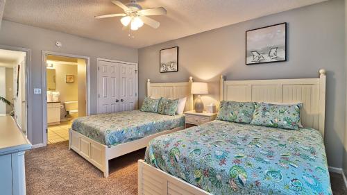 um quarto com 2 camas e uma casa de banho em 401 North Tower em Myrtle Beach