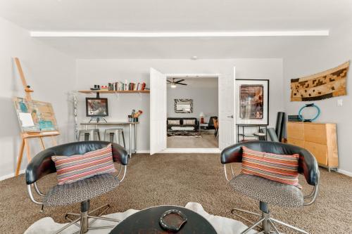 een woonkamer met 2 stoelen en een tafel bij Family Retreat Hot Tub & Private King Casita in Morongo Valley