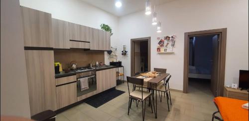 een keuken met een tafel en een keuken met een aanrecht bij Theatron Houses- Centro Storico in Catania