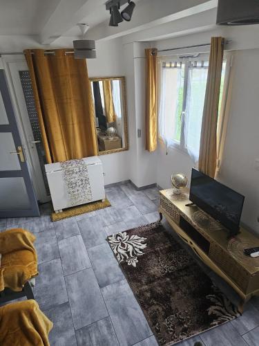 a living room with a tv and a couch at Blue Baroque Rer-C N104-A6 in Brétigny-sur-Orge