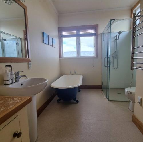 Ένα μπάνιο στο Breathtaking Hamilton Lake Views