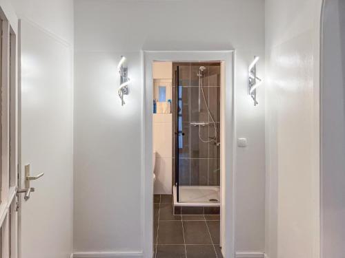 baño con ducha y puerta de cristal en T&K Apartments - 6 Zimmer Haus - Willich, en Willich