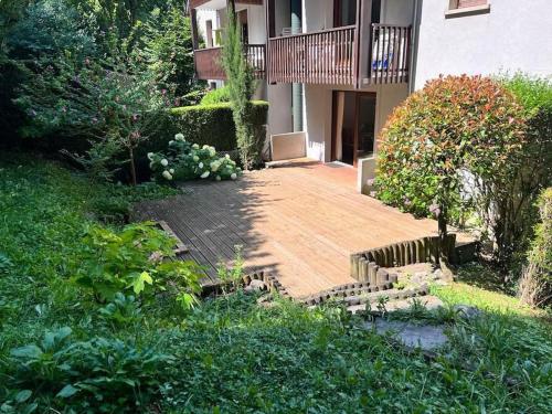 une terrasse en bois devant une maison dans l'établissement Appartement avec grand extérieur, à Saint-Lary-Soulan
