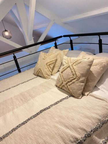 - un lit avec 2 oreillers au-dessus d'un bateau dans l'établissement Proche Paris et Disney-calme absolu, à Vaires-sur-Marne