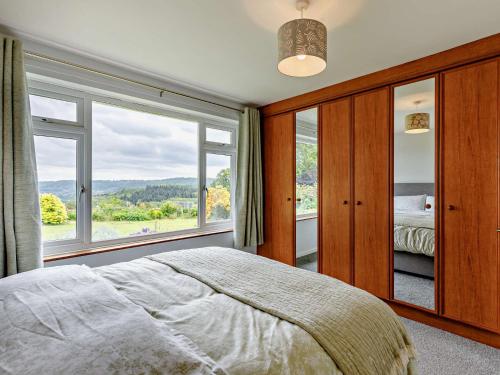 ein Schlafzimmer mit einem Bett und einem großen Fenster in der Unterkunft 2 Bed in Tenbury Wells 91980 in Mamble
