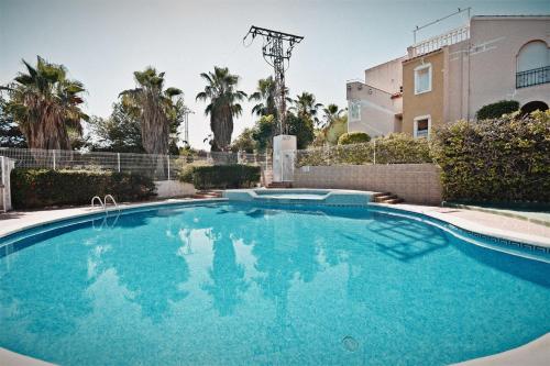 una gran piscina azul frente a un edificio en Alamillo, en Mazarrón