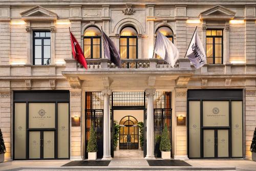 un edificio con banderas en la parte delantera en Sanasaryan Han, a Luxury Collection Hotel, Istanbul en Estambul