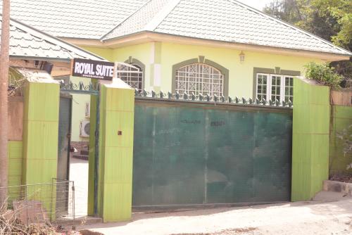 una puerta de garaje frente a una casa en Royal Suites And Apartments Lugbe, Abuja, 