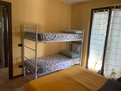 2 beliches num quarto com uma cama em Appartamento con piscina e giardino privati em Peschiera del Garda