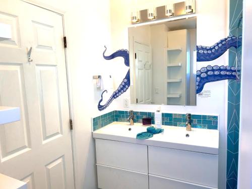 a bathroom with a sink and a mirror at Casa California in San Diego
