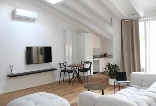 Posezení v ubytování Waterfront balcony I Grani 4 Resort Style Suite