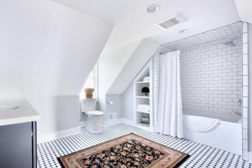 Paris的住宿－Historic Mt Lebanon, The Governor’s Estate，带淋浴的浴室和地毯。