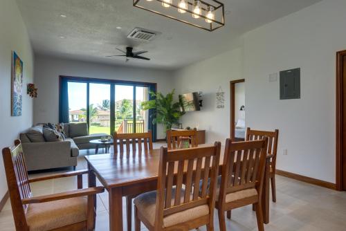 a living room with a table and chairs at Seiri del Mar in Hopkins