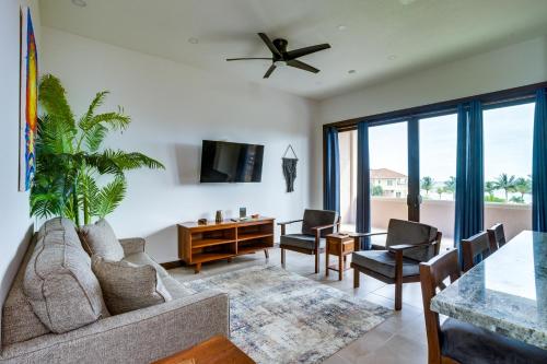 a living room with a couch and a table at Seiri del Mar in Hopkins