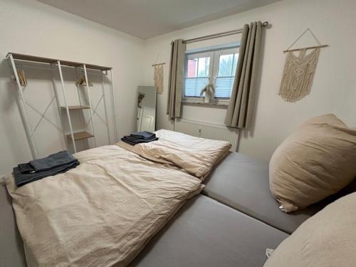 um quarto com uma cama grande num quarto em Whg 1 Charmante Ferienwohnung in Scharbeutz -Ihr perfektes Zuhause am Meer em Scharbeutz